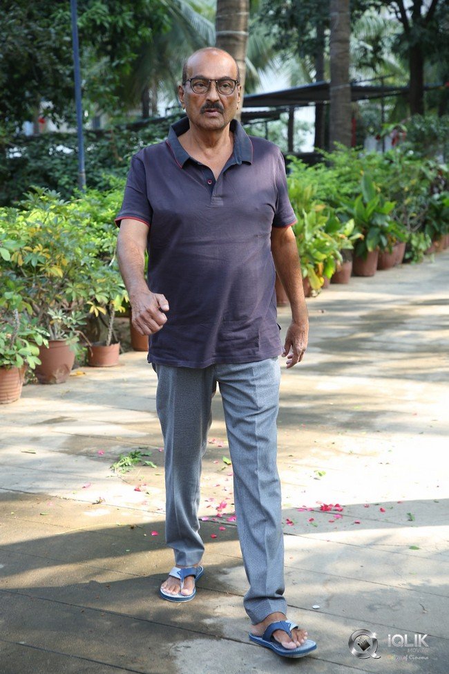 Celebrities-pay-homage-to-superstar-Krishna